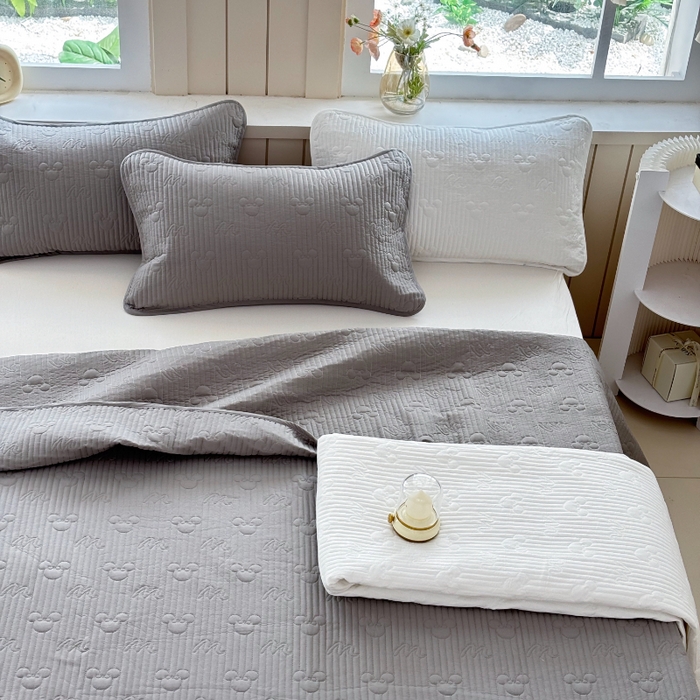 91家纺网 家纺一手货源 找家纺 八方汇（一户被芯生活馆） 2025新款纯色全棉色织夹棉床盖 米妮-高级灰