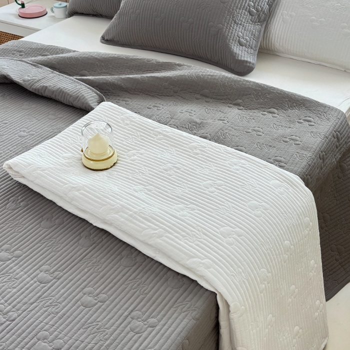 91家纺网 家纺一手货源 找家纺 八方汇（一户被芯生活馆） 2025新款纯色全棉色织夹棉床盖 米妮-高级灰