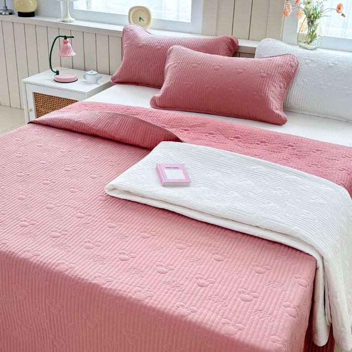 91家纺网 家纺一手货源 找家纺 八方汇（一户被芯生活馆） 2025新款纯色全棉色织夹棉床盖 米妮-豆沙粉