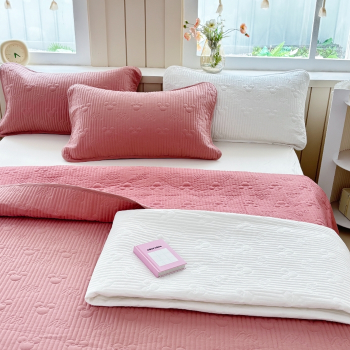 91家纺网 家纺一手货源 找家纺 八方汇（一户被芯生活馆） 2025新款纯色全棉色织夹棉床盖 米妮-豆沙粉