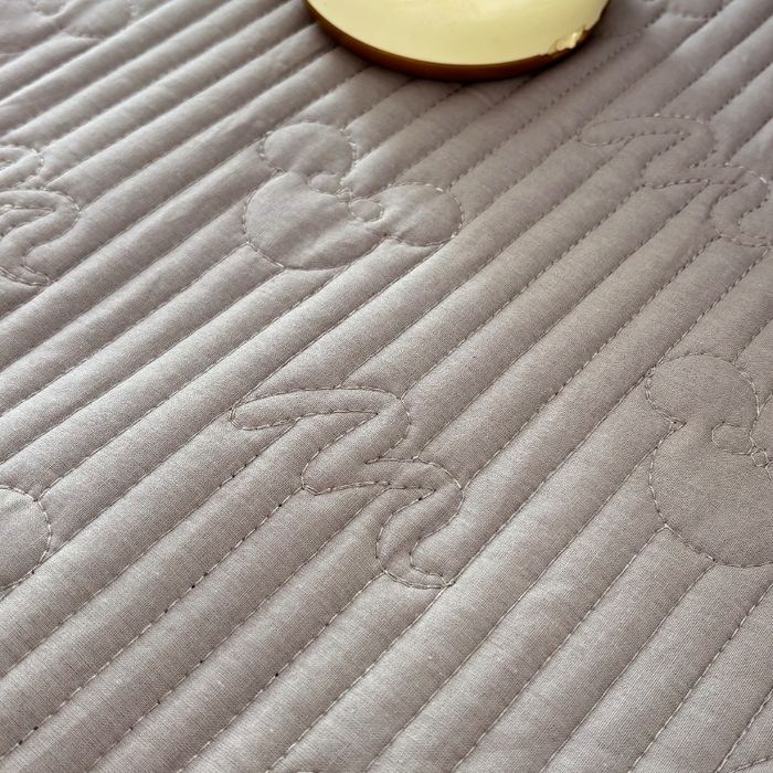 91家纺网 家纺一手货源 找家纺 八方汇（一户被芯生活馆） 2025新款纯色全棉色织夹棉床盖 米妮-高级灰