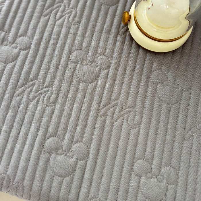 91家纺网 家纺一手货源 找家纺 八方汇（一户被芯生活馆） 2025新款纯色全棉色织夹棉床盖 米妮-高级灰