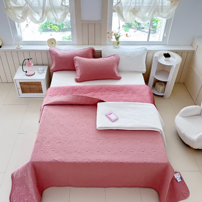 91家纺网 家纺一手货源 找家纺 八方汇（一户被芯生活馆） 2025新款纯色全棉色织夹棉床盖 米妮-豆沙粉