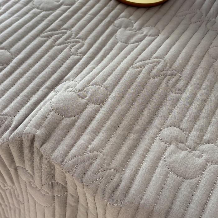 91家纺网 家纺一手货源 找家纺 八方汇（一户被芯生活馆） 2025新款纯色全棉色织夹棉床盖 米妮-高级灰