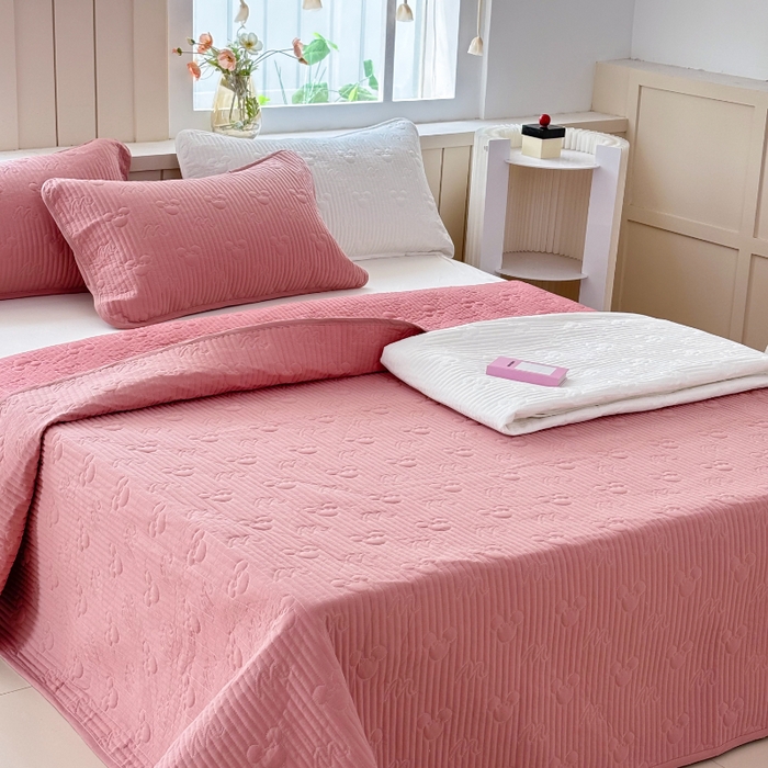 91家纺网 家纺一手货源 找家纺 八方汇（一户被芯生活馆） 2025新款纯色全棉色织夹棉床盖 米妮-豆沙粉