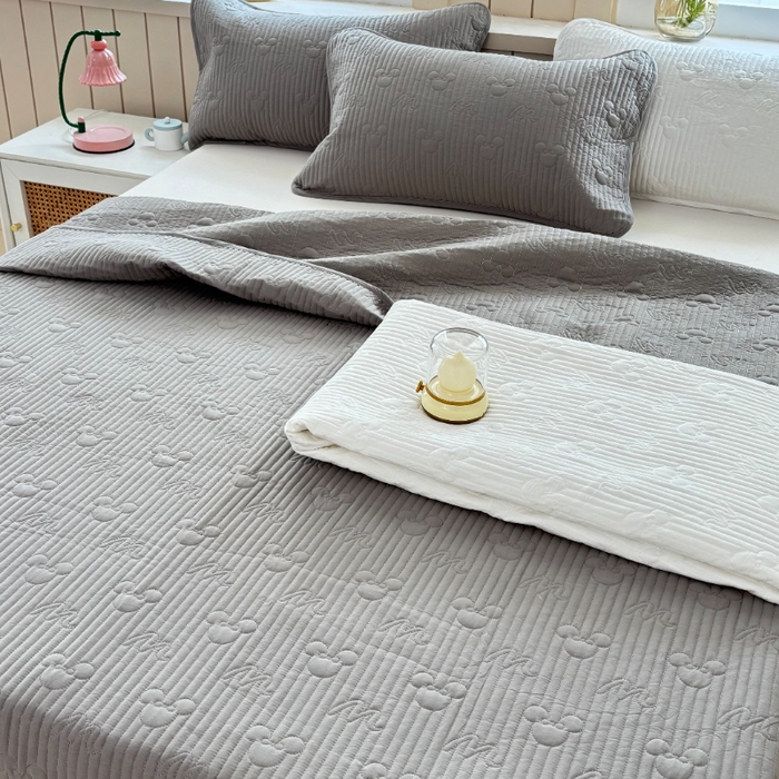 91家纺网 家纺一手货源 找家纺 八方汇（一户被芯生活馆） 2025新款纯色全棉色织夹棉床盖 米妮-高级灰