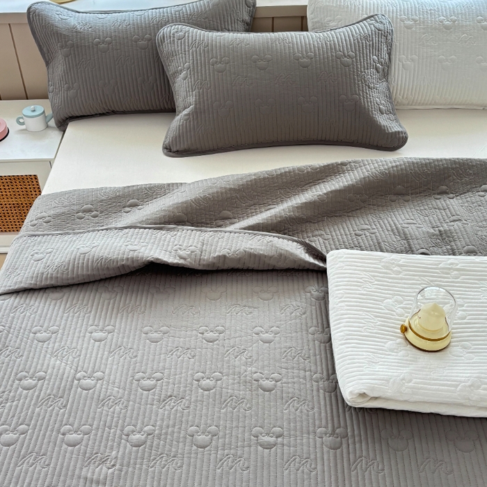 91家纺网 家纺一手货源 找家纺 八方汇（一户被芯生活馆） 2025新款纯色全棉色织夹棉床盖 米妮-高级灰