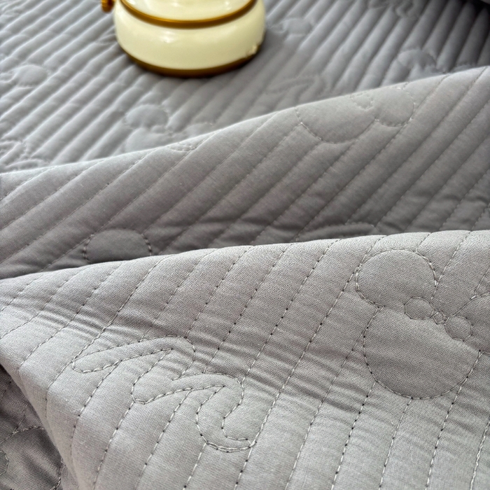 91家纺网 家纺一手货源 找家纺 八方汇（一户被芯生活馆） 2025新款纯色全棉色织夹棉床盖 米妮-高级灰