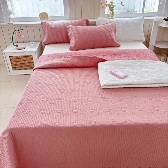 91家纺网 家纺一手货源 找家纺 八方汇（一户被芯生活馆） 2025新款纯色全棉色织夹棉床盖 米妮-豆沙粉