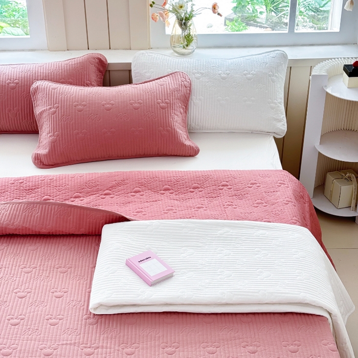 91家纺网 家纺一手货源 找家纺 八方汇（一户被芯生活馆） 2025新款纯色全棉色织夹棉床盖 米妮-豆沙粉