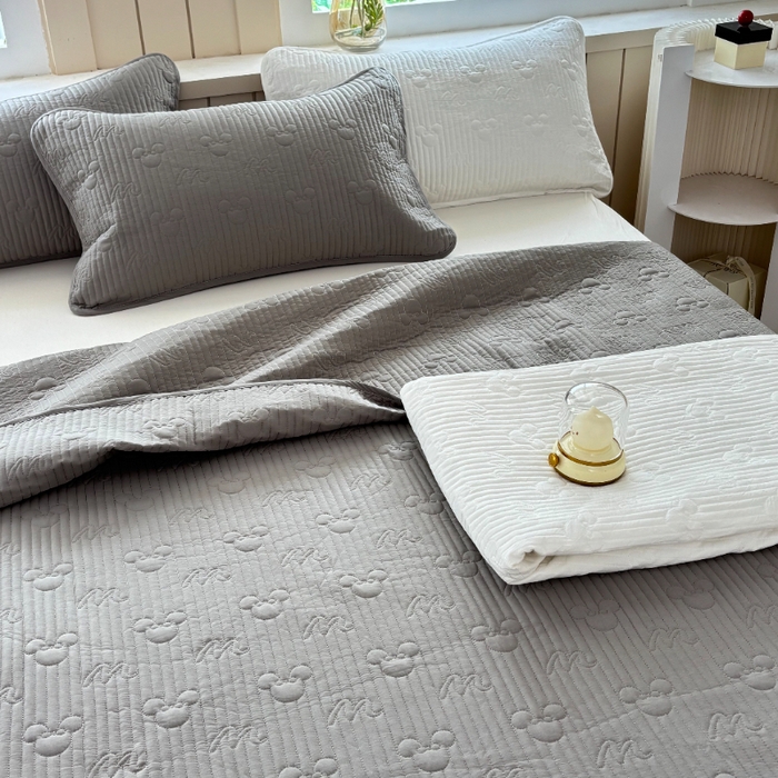 91家纺网 家纺一手货源 找家纺 八方汇（一户被芯生活馆） 2025新款纯色全棉色织夹棉床盖 米妮-高级灰
