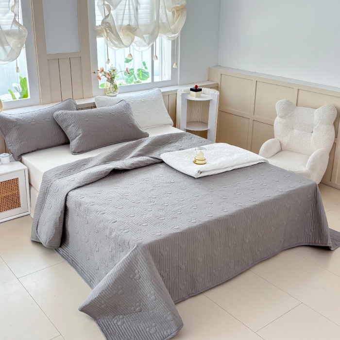 91家纺网 家纺一手货源 找家纺 八方汇（一户被芯生活馆） 2025新款纯色全棉色织夹棉床盖 米妮-高级灰