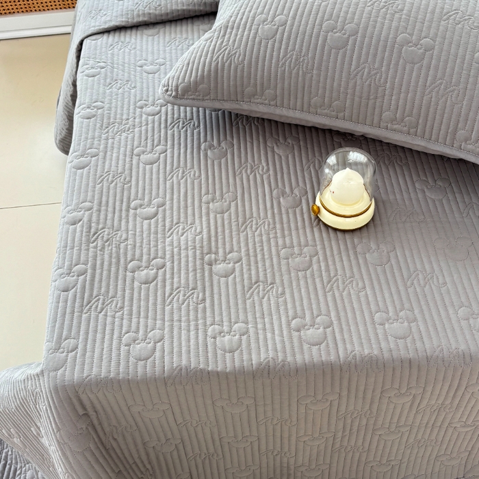 91家纺网 家纺一手货源 找家纺 八方汇（一户被芯生活馆） 2025新款纯色全棉色织夹棉床盖 米妮-高级灰