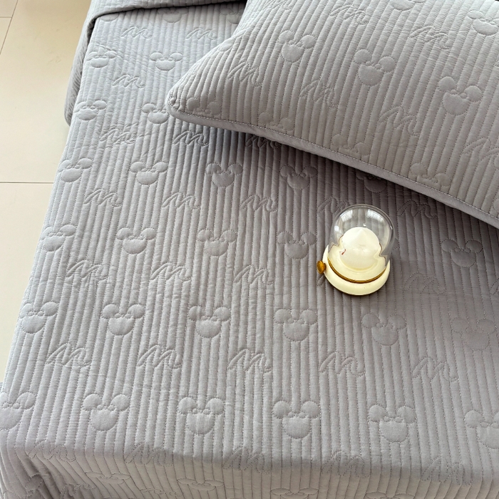 91家纺网 家纺一手货源 找家纺 八方汇（一户被芯生活馆） 2025新款纯色全棉色织夹棉床盖 米妮-高级灰