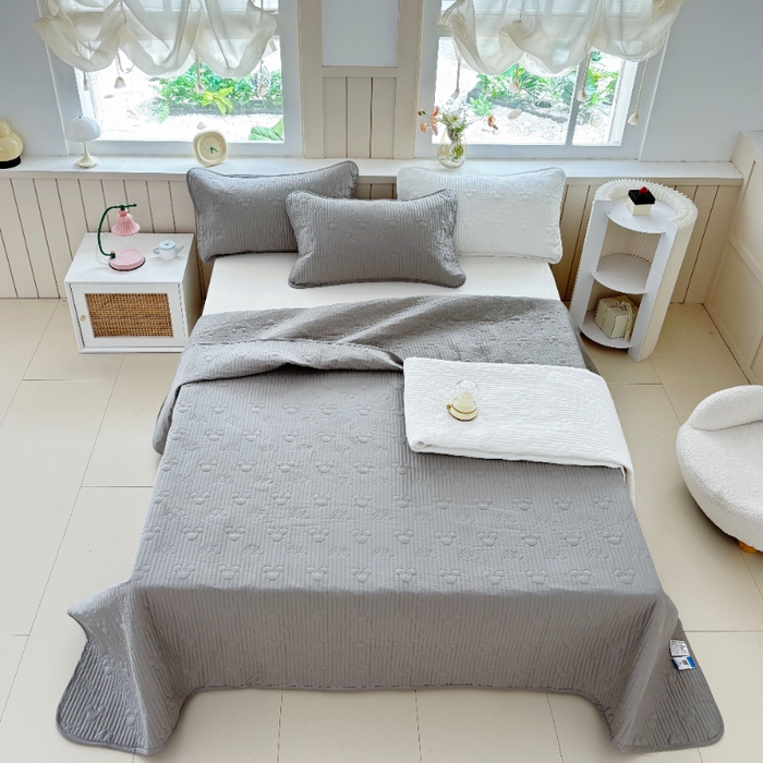 91家纺网 家纺一手货源 找家纺 八方汇（一户被芯生活馆） 2025新款纯色全棉色织夹棉床盖 米妮-高级灰