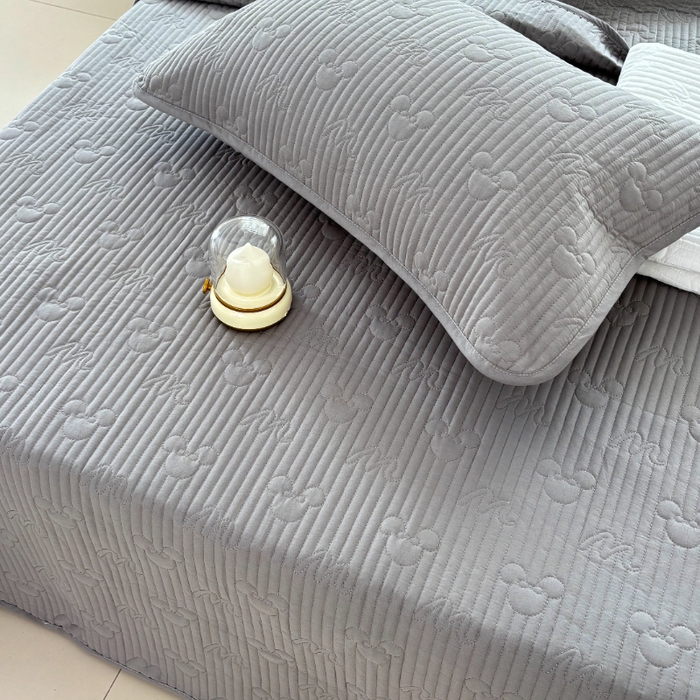 91家纺网 家纺一手货源 找家纺 八方汇（一户被芯生活馆） 2025新款纯色全棉色织夹棉床盖 米妮-高级灰