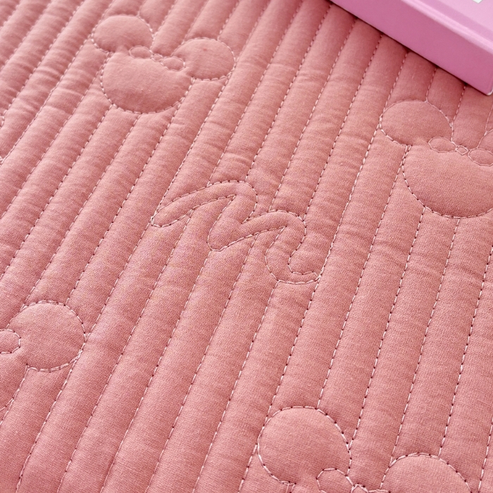 91家纺网 家纺一手货源 找家纺 八方汇（一户被芯生活馆） 2025新款纯色全棉色织夹棉床盖 米妮-豆沙粉