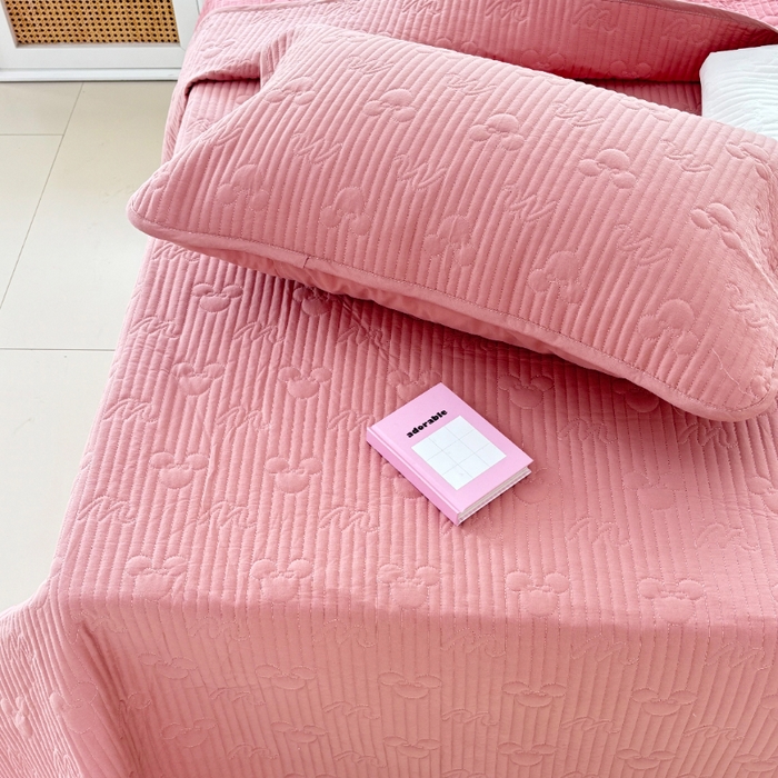 91家纺网 家纺一手货源 找家纺 八方汇（一户被芯生活馆） 2025新款纯色全棉色织夹棉床盖 米妮-豆沙粉