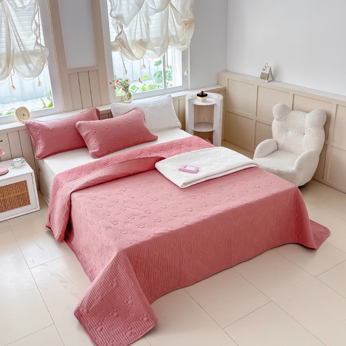 91家纺网 家纺一手货源 找家纺 八方汇（一户被芯生活馆） 2025新款纯色全棉色织夹棉床盖 米妮-豆沙粉