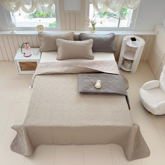 91家纺网 家纺一手货源 找家纺 八方汇（一户被芯生活馆） 2025新款纯色全棉色织夹棉床盖 米妮-咖啡色