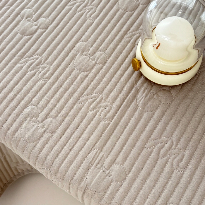 91家纺网 家纺一手货源 找家纺 八方汇（一户被芯生活馆） 2025新款纯色全棉色织夹棉床盖 米妮-咖啡色