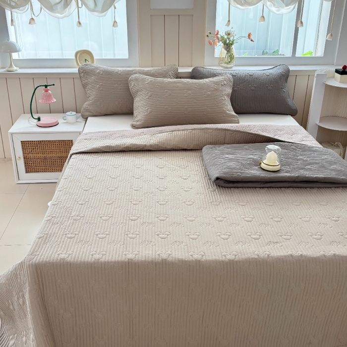 91家纺网 家纺一手货源 找家纺 八方汇（一户被芯生活馆） 2025新款纯色全棉色织夹棉床盖 米妮-咖啡色