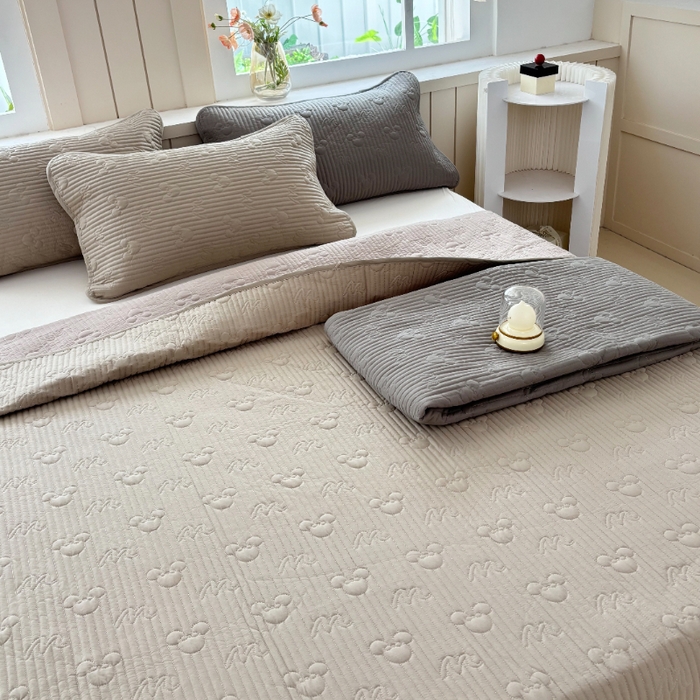 91家纺网 家纺一手货源 找家纺 八方汇（一户被芯生活馆） 2025新款纯色全棉色织夹棉床盖 米妮-咖啡色