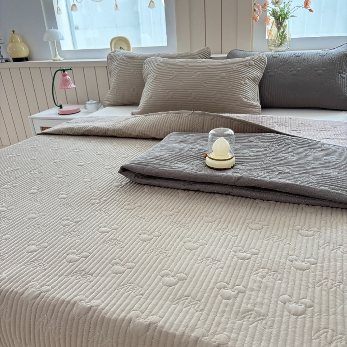 91家纺网 家纺一手货源 找家纺 八方汇（一户被芯生活馆） 2025新款纯色全棉色织夹棉床盖 米妮-咖啡色