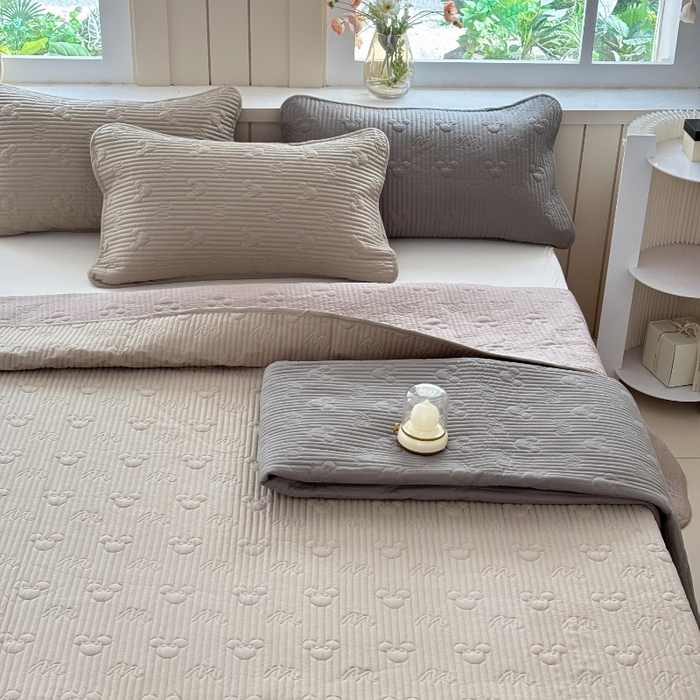 91家纺网 家纺一手货源 找家纺 八方汇（一户被芯生活馆） 2025新款纯色全棉色织夹棉床盖 米妮-咖啡色