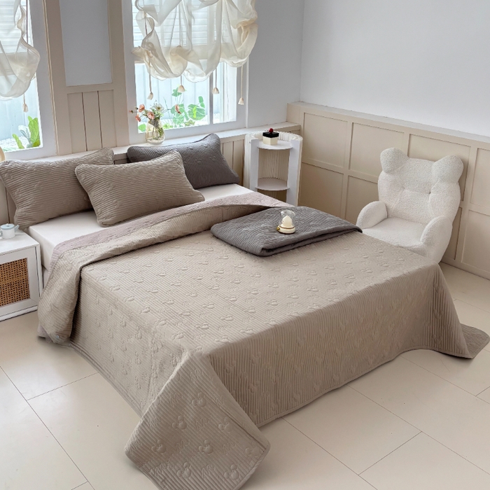 91家纺网 家纺一手货源 找家纺 八方汇（一户被芯生活馆） 2025新款纯色全棉色织夹棉床盖 米妮-咖啡色