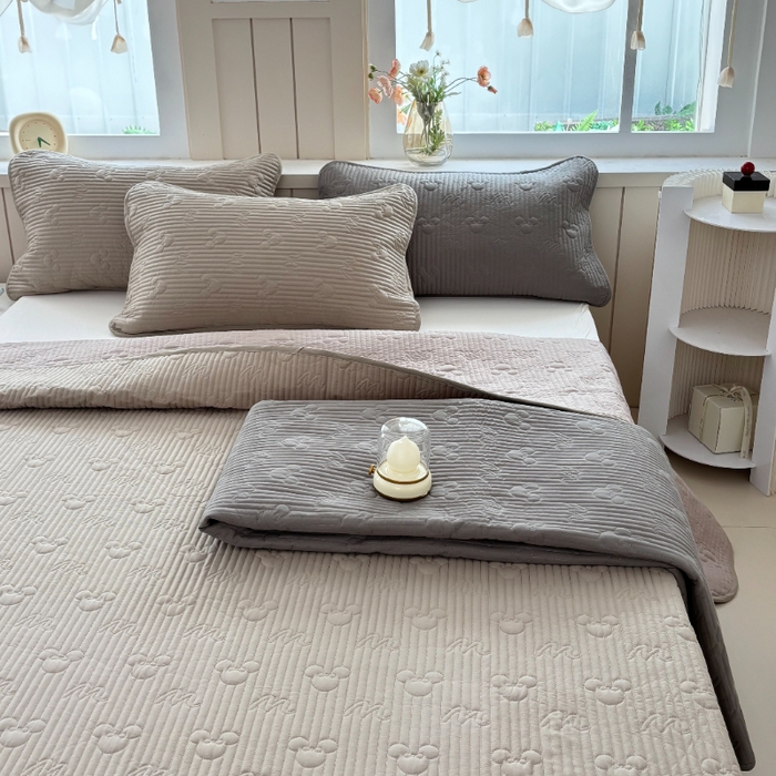 91家纺网 家纺一手货源 找家纺 八方汇（一户被芯生活馆） 2025新款纯色全棉色织夹棉床盖 米妮-咖啡色