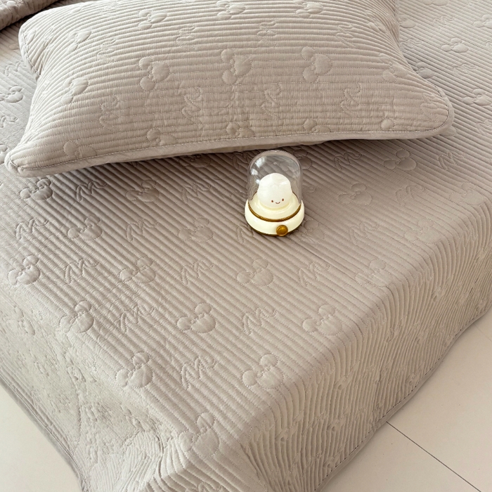 91家纺网 家纺一手货源 找家纺 八方汇（一户被芯生活馆） 2025新款纯色全棉色织夹棉床盖 米妮-咖啡色