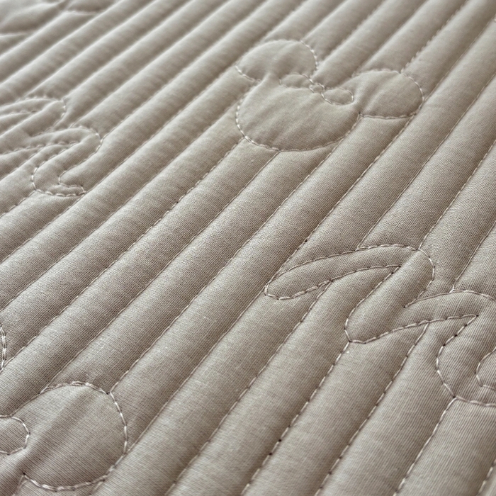 91家纺网 家纺一手货源 找家纺 八方汇（一户被芯生活馆） 2025新款纯色全棉色织夹棉床盖 米妮-咖啡色