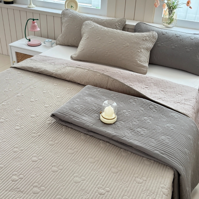 91家纺网 家纺一手货源 找家纺 八方汇（一户被芯生活馆） 2025新款纯色全棉色织夹棉床盖 米妮-咖啡色