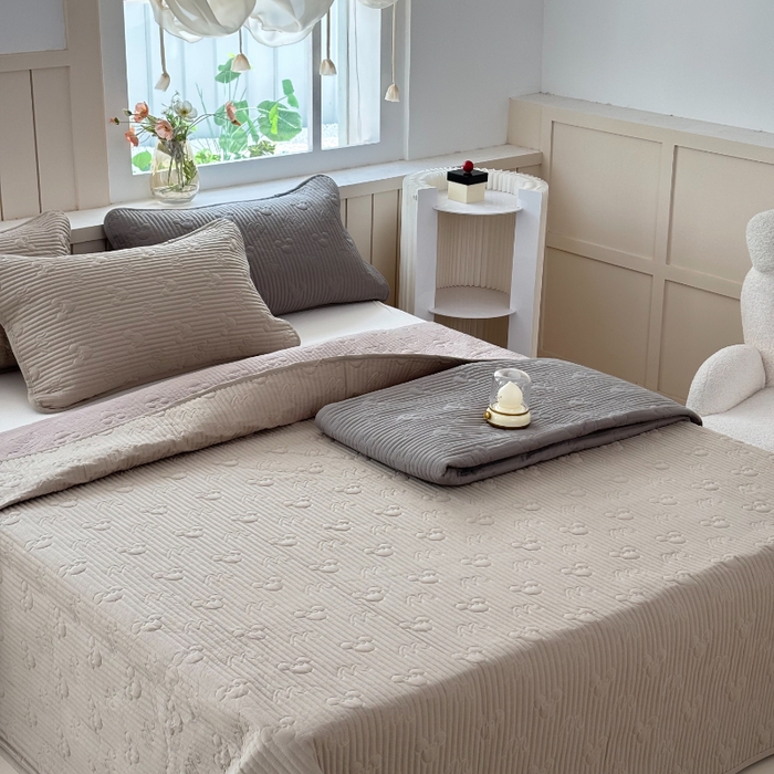 91家纺网 家纺一手货源 找家纺 八方汇（一户被芯生活馆） 2025新款纯色全棉色织夹棉床盖 米妮-咖啡色