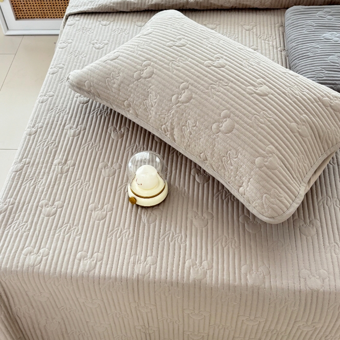 91家纺网 家纺一手货源 找家纺 八方汇（一户被芯生活馆） 2025新款纯色全棉色织夹棉床盖 米妮-咖啡色