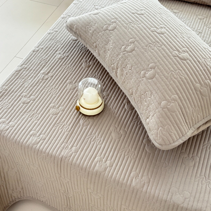 91家纺网 家纺一手货源 找家纺 八方汇（一户被芯生活馆） 2025新款纯色全棉色织夹棉床盖 米妮-咖啡色