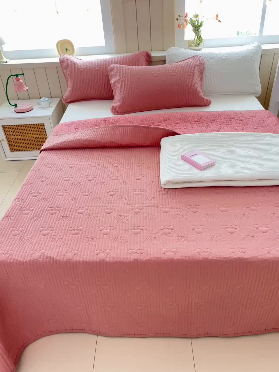 91家纺网 家纺一手货源 找家纺 八方汇（一户被芯生活馆） 2025新款纯色全棉色织夹棉床盖 米妮-豆沙粉