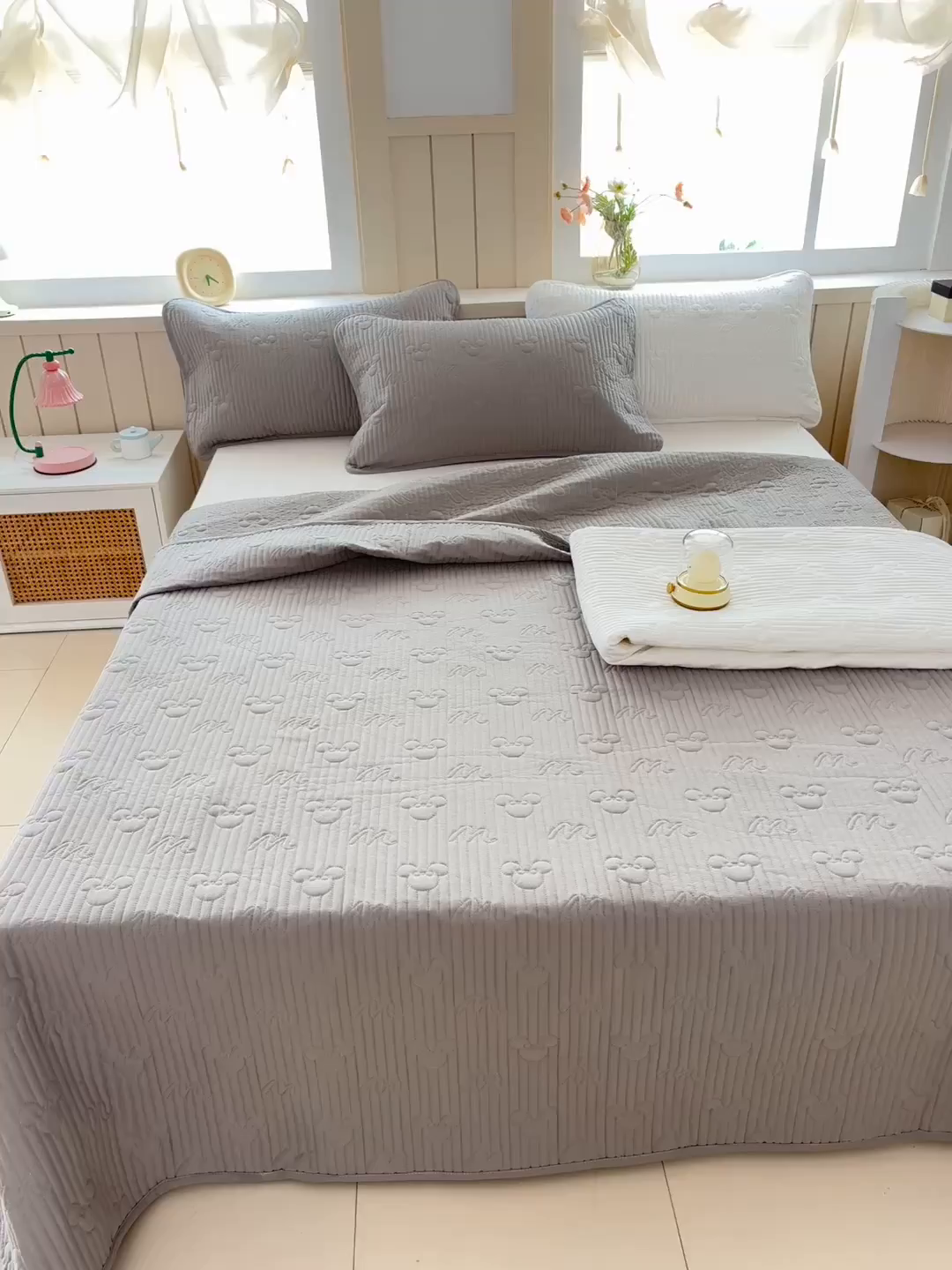 91家纺网 家纺一手货源 找家纺 八方汇（一户被芯生活馆） 2025新款纯色全棉色织夹棉床盖 米妮-高级灰