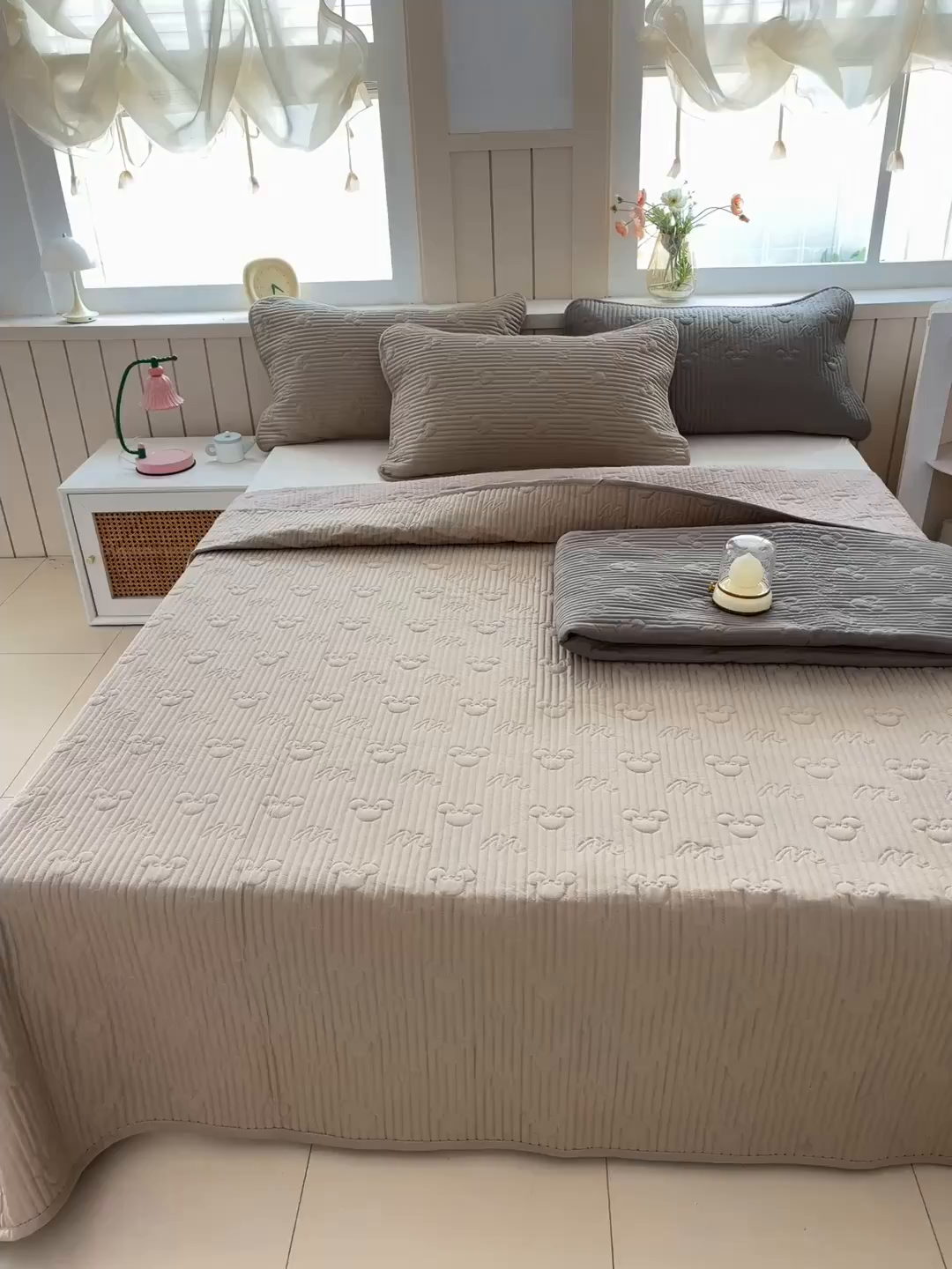 91家纺网 家纺一手货源 找家纺 八方汇（一户被芯生活馆） 2025新款纯色全棉色织夹棉床盖 米妮-咖啡色