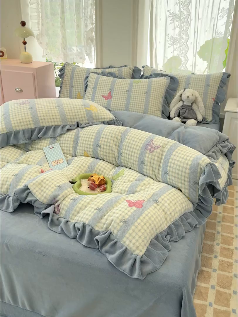 91家纺网 家纺一手货源 找家纺 归属 2025新款韩版花边牛奶绒四件套 格子蝴蝶