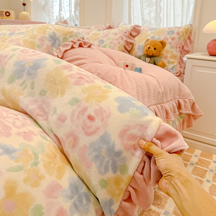 91家纺网 家纺一手货源 找家纺 归属 2025新款韩版花边牛奶绒四件套 花漾意影