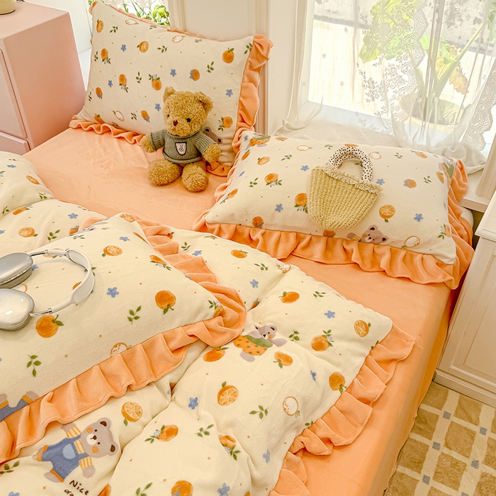 91家纺网 家纺一手货源 找家纺 归属 2025新款韩版花边牛奶绒四件套 橘子小熊