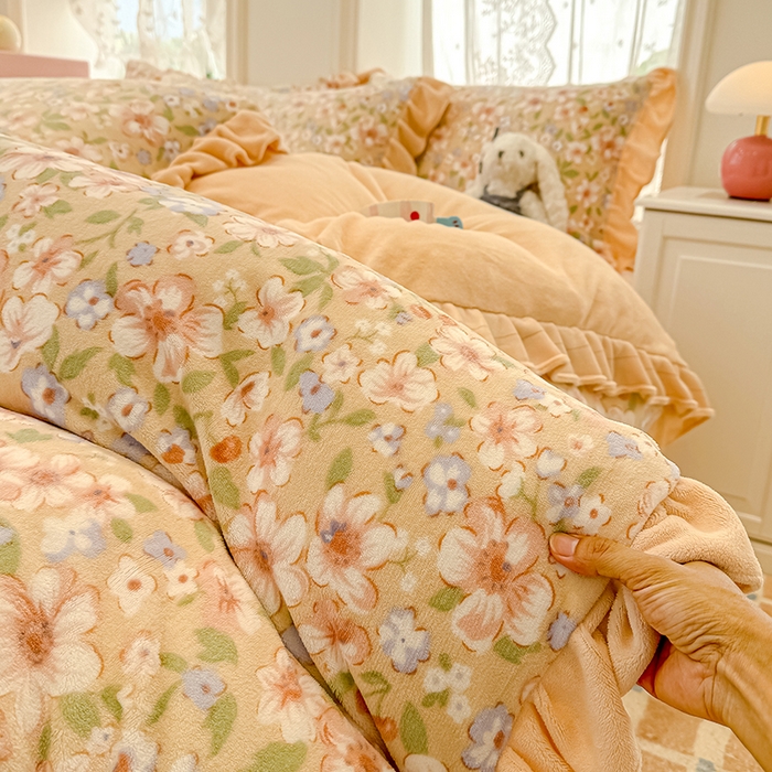 91家纺网 家纺一手货源 找家纺 归属 2025新款韩版花边牛奶绒四件套 梦境花海