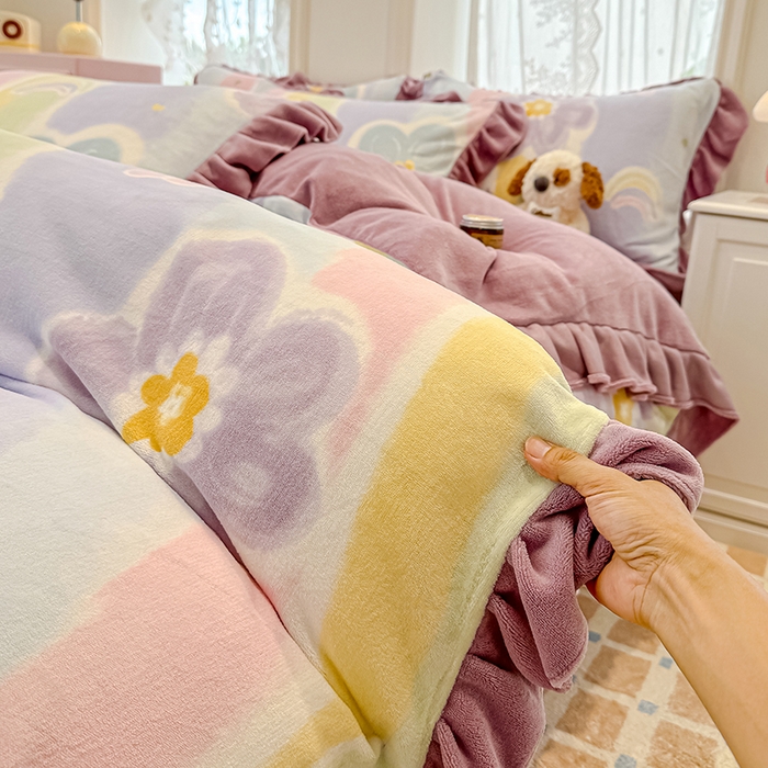 91家纺网 家纺一手货源 找家纺 归属 2025新款韩版花边牛奶绒四件套 七彩花梦