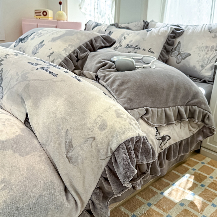 91家纺网 家纺一手货源 找家纺 归属 2025新款韩版花边牛奶绒四件套 水墨蝴蝶