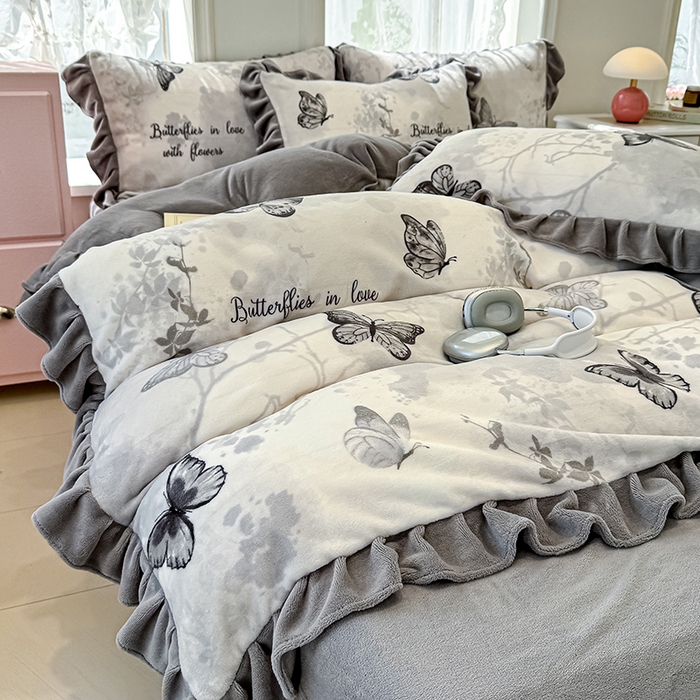 91家纺网 家纺一手货源 找家纺 归属 2025新款韩版花边牛奶绒四件套 水墨蝴蝶