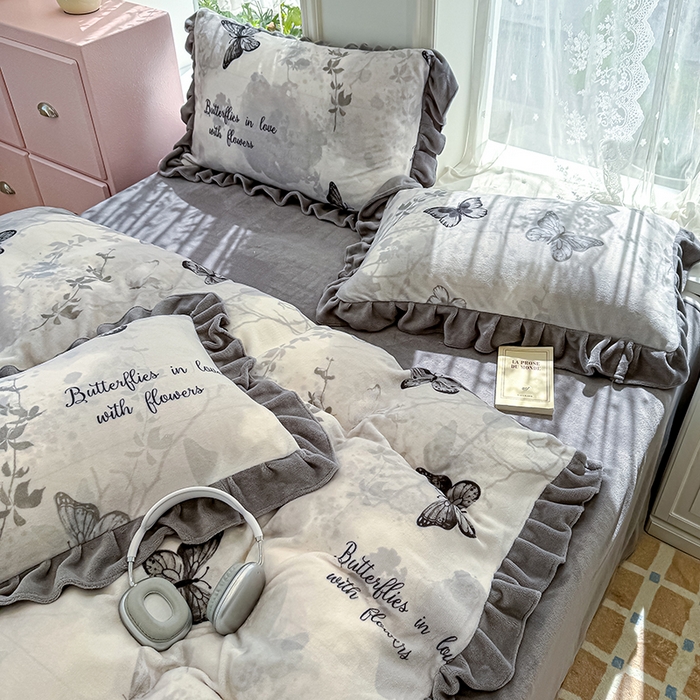 91家纺网 家纺一手货源 找家纺 归属 2025新款韩版花边牛奶绒四件套 水墨蝴蝶