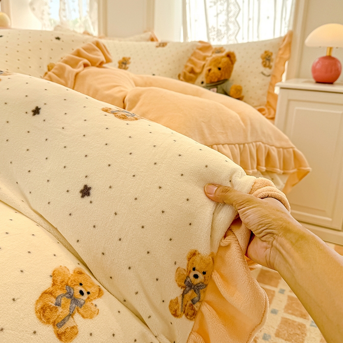 91家纺网 家纺一手货源 找家纺 归属 2025新款韩版花边牛奶绒四件套 星空小熊