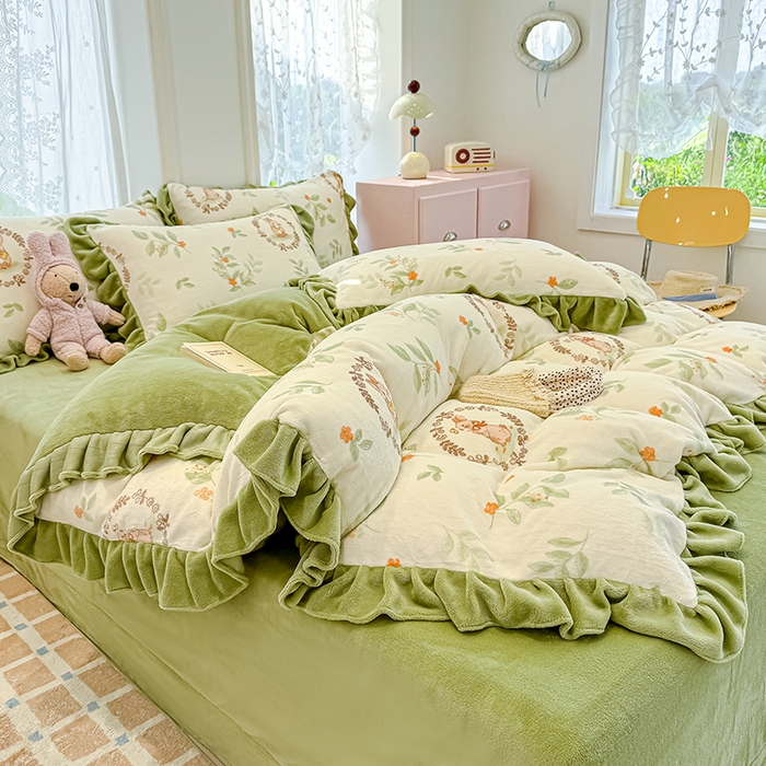 91家纺网 家纺一手货源 找家纺 归属 2025新款韩版花边牛奶绒四件套 叶伴萌兔